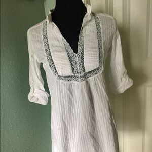 Feminine white lace shirt by Fang